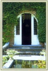 una puerta delantera de una casa con escaleras y hiedra en Gasthof Groenhove, en Brujas