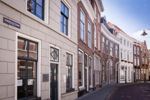 een lege straat in de stad met gebouwen bij Aan de Dieze in Den Bosch