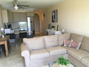 een woonkamer met een witte bank en een keuken bij Luxe Appartement Palm Mar in Palm-mar