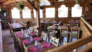 Ein Restaurant oder anderes Speiselokal in der Unterkunft La Boule de Neige 