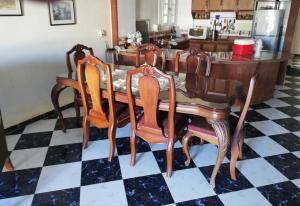 uma mesa de jantar com quatro cadeiras e uma mesa em Paradise Villa - King Mariout em King Mariout