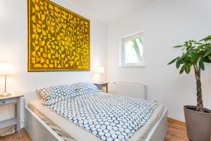 een slaapkamer met een bed en een schilderij aan de muur bij Der Schöne Ernst in Berlijn