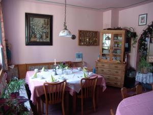 Restaurace v ubytování Gästehaus "Gisela" im fürstlichen Fischhaus