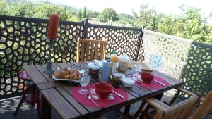 Conques-sur-Orbielにあるl'agapantheの木製テーブル(バルコニーにて食べ物を一皿用意)