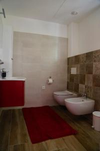 a bathroom with a tub and a toilet and a sink at Casa Vacanze Como Brunate in Brunate +41 photos