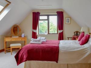 A bed or beds in a room at Sloe Trees 