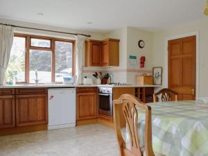 A kitchen or kitchenette at Sloe Trees 