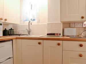 A kitchen or kitchenette at Pixie Cottage 