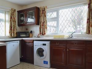A kitchen or kitchenette at Benjay Cottage 