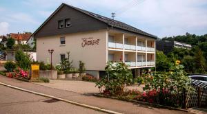 um edifício com flores em frente em Hotel Garni Jägerhof em Sigmaringen
