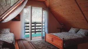 1 dormitorio con 2 camas y ventana en Przystanek Kaszuby z balią i jacuzzi, en Wąglikowice