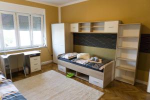 1 dormitorio con litera y escritorio en Trendy apartmant in city, en Maribor