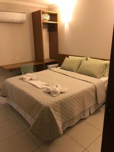 ein Schlafzimmer mit einem Bett mit Handtüchern darauf in der Unterkunft Vital Hotel in Marechal Floriano