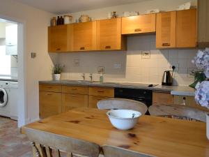 A kitchen or kitchenette at Woodbine Cottage 