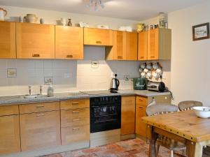 A kitchen or kitchenette at Woodbine Cottage 