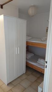 カルノン・プラージュにあるCarnon Cmのベッド付きの客室内の白いキャビネット