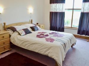 A bed or beds in a room at Horseshoes 