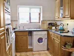 A kitchen or kitchenette at Horseshoes 