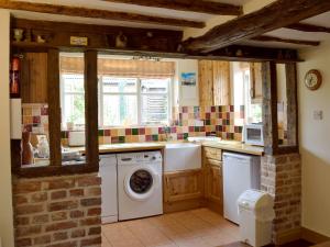 A kitchen or kitchenette at Ivy Cottage 