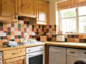 A kitchen or kitchenette at Ivy Cottage 
