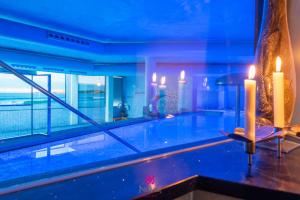 una piscina con dos velas en un edificio en Hotel Spa Norat O Grove 3* Superior, en O Grove