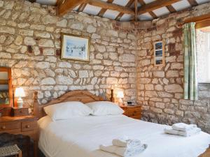 A bed or beds in a room at Sand Piper Cottage 