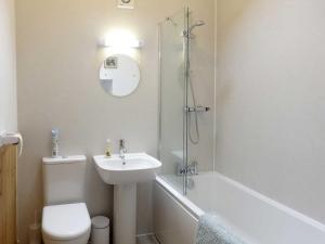 A bathroom at Sand Piper Cottage 