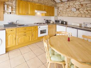 A kitchen or kitchenette at Sand Piper Cottage 