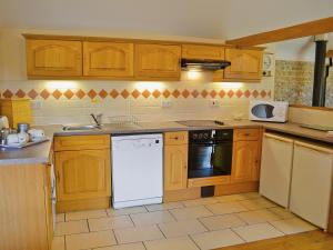 A kitchen or kitchenette at Monks Barn 