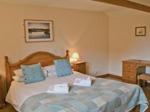 A bed or beds in a room at Monks Barn 