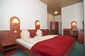 Postel nebo postele na pokoji v ubytování Hotel Hansa + 37 fotografií