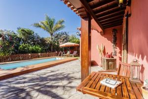a house with a swimming pool and a wooden bench at El Tendal in Puntagorda