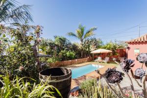 a backyard with a swimming pool and a house at El Tendal in Puntagorda