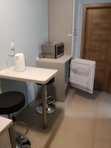 Kleines Zimmer mit einem Tisch und einer Mikrowelle. in der Unterkunft hostel52 in Danzig