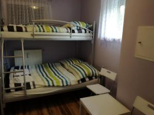 2 literas en una habitación pequeña con ventana en hostel52, en Gdansk