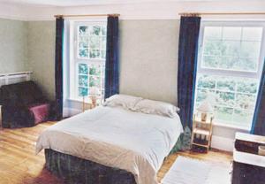 A bed or beds in a room at Oakfield 