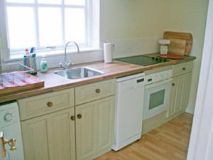A kitchen or kitchenette at Manor House Cottage 