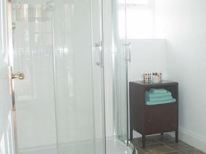 A bathroom at Manor House Cottage 