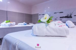 Postel nebo postele na pokoji v ubytování Hotel Spa Norat O Grove 3* Superior