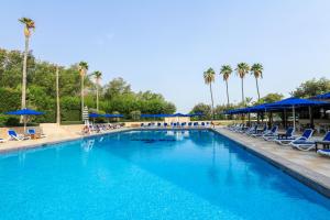 Bazén v ubytování BM Beach Hotel nebo v jeho okolí