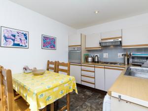 A kitchen or kitchenette at Glenview Cottage 