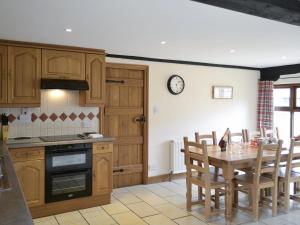 A kitchen or kitchenette at Nell'S Barn 