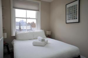Llit o llits en una habitació de Brick Lane Spitalfields Apartment
