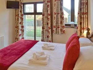 A bed or beds in a room at Nell'S Barn 