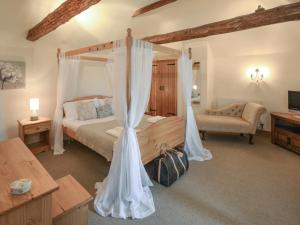 A bed or beds in a room at Goldwell Granary 