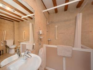A bathroom at Goldwell Granary 
