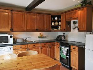 A kitchen or kitchenette at Marina View 