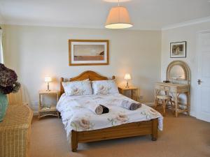 A bed or beds in a room at Marina View 