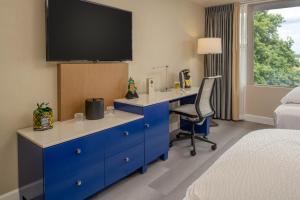 Postel nebo postele na pokoji v ubytování Staypineapple, Hotel Rose, Downtown Portland