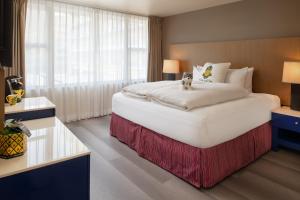 Postel nebo postele na pokoji v ubytování Staypineapple, Hotel Rose, Downtown Portland